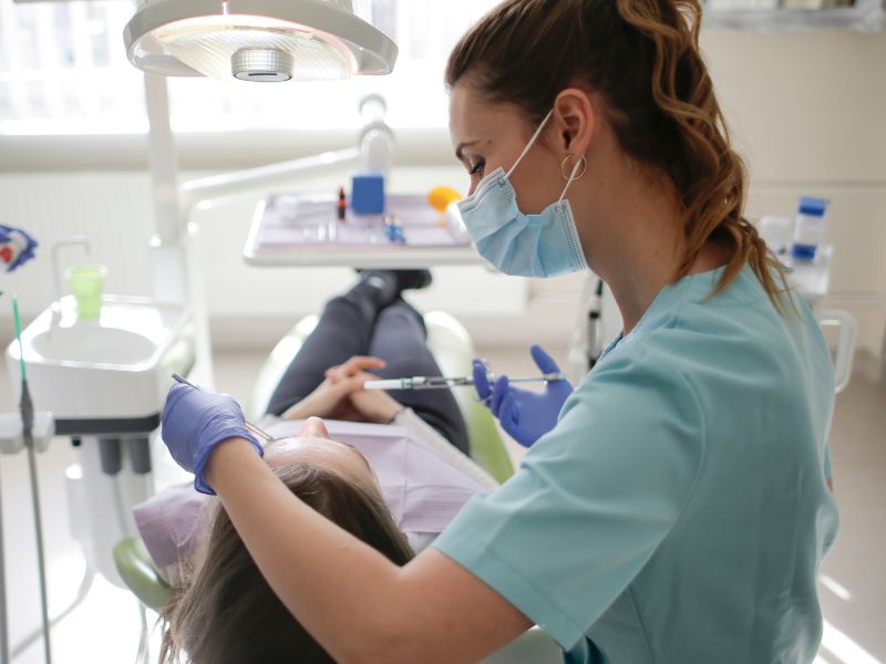 que hace un higienista dental