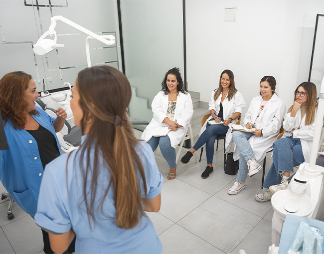 Formación en cirugías complejas y prótesis digital para higienistas y auxiliares