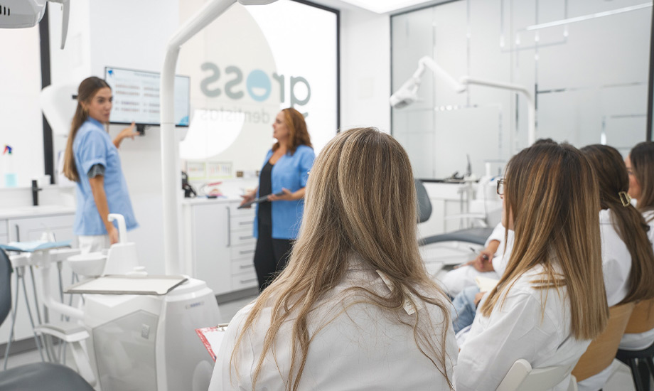 Curso en cirugías complejas y prótesis digital para higienistas y auxiliares en Malaga